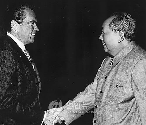 역사적인 미국 닉슨 대통령과 마오쩌둥 중국 주석의 정상회담 