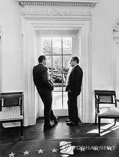 리처드 닉슨 대통령과 대화 중인 키신저