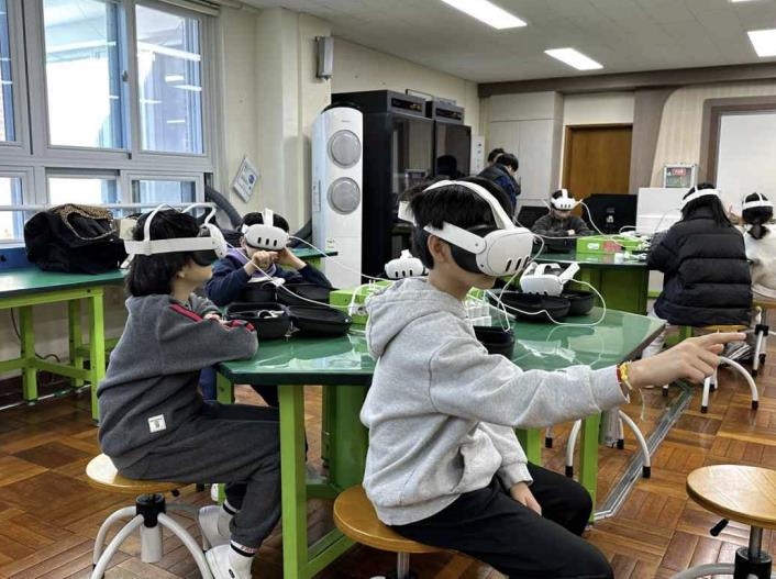 VR 통일안보교육 수업을 받고 있는 학생들
