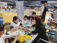 종이접기 체험부스에 몰린 다문화가족 어린이들