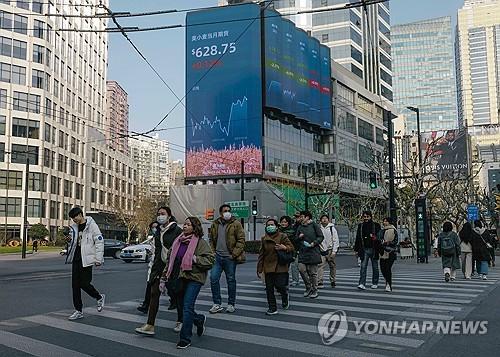 중국 상하이 거리의 증시 시황판