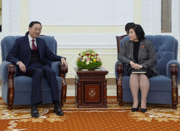 최선희 북한 외무상과 쑨웨이둥 중국 외교부 부부장