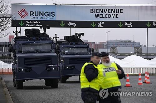 (Paris Associated Press = Yonhap News) Polícia e veículos blindados bloqueiam o acesso aos agricultores na entrada do Mercado Atacadista Internacional de Rungis, nos subúrbios ao sul de Paris, França, no dia 31 (hora local). 