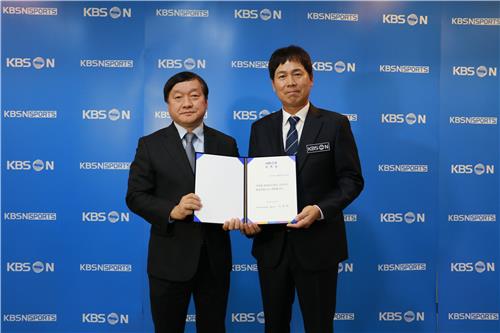 Jun-ho Jeon (right), KBSN Sports commentator and Kang-deok Lee, CEO of KBSN
