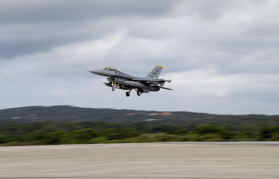 군산 미 공군기지서 이륙하는 미 F-16 전투기