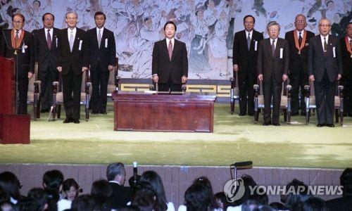 제75주년 3·1절 기념식에서 애국가 제창하는 김영삼 대통령(가운데)