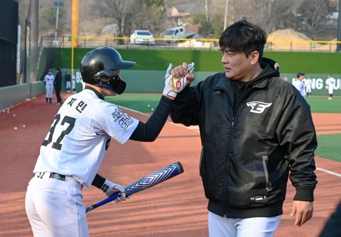 Commentator Kim Tae-gyun donating his batting coach talent at Manha Baseball Stadium on the 13th.