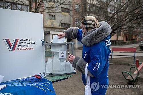 도네츠크 사전 투표소에서 투표하는 주민