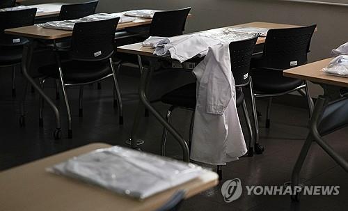 대구 한 의대 강의실에 남은 가운 / 연합뉴스
