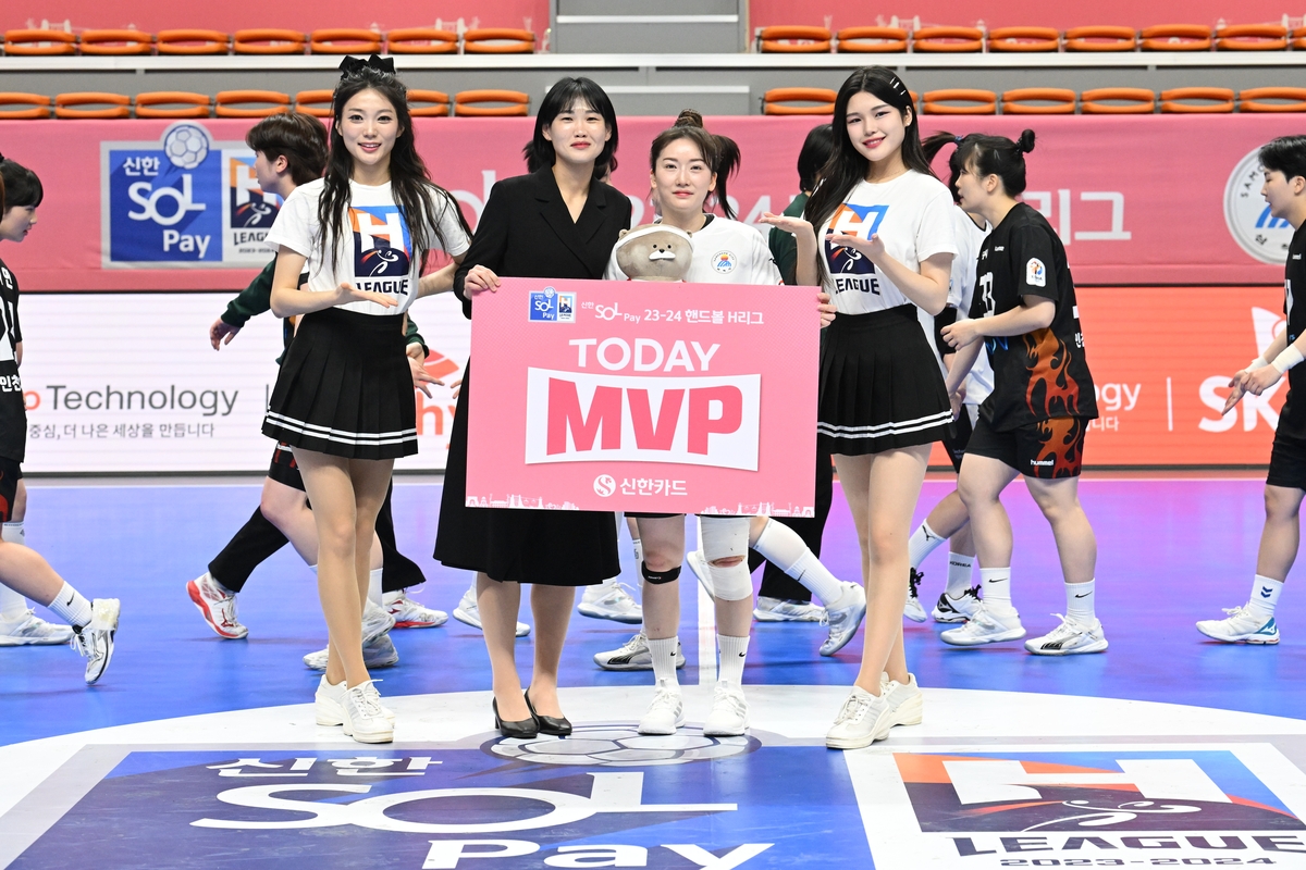 경기 MVP를 시상하는 은퇴 선수 박미라(왼쪽에서 두 번째)