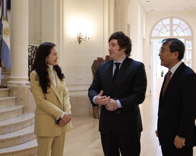 주아르헨티나 한국문화원을 하원의원 당시 방문한 밀레이 대통령(가운데)