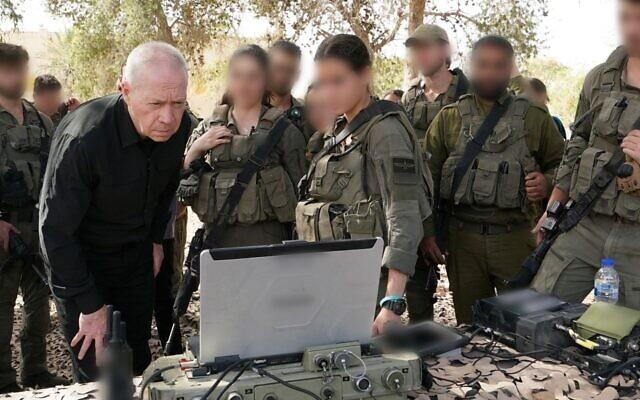 이스라엘군 기지에서 전황평가 회의를 하고 있는 요아브 갈란트 국방부 장관(왼쪽)