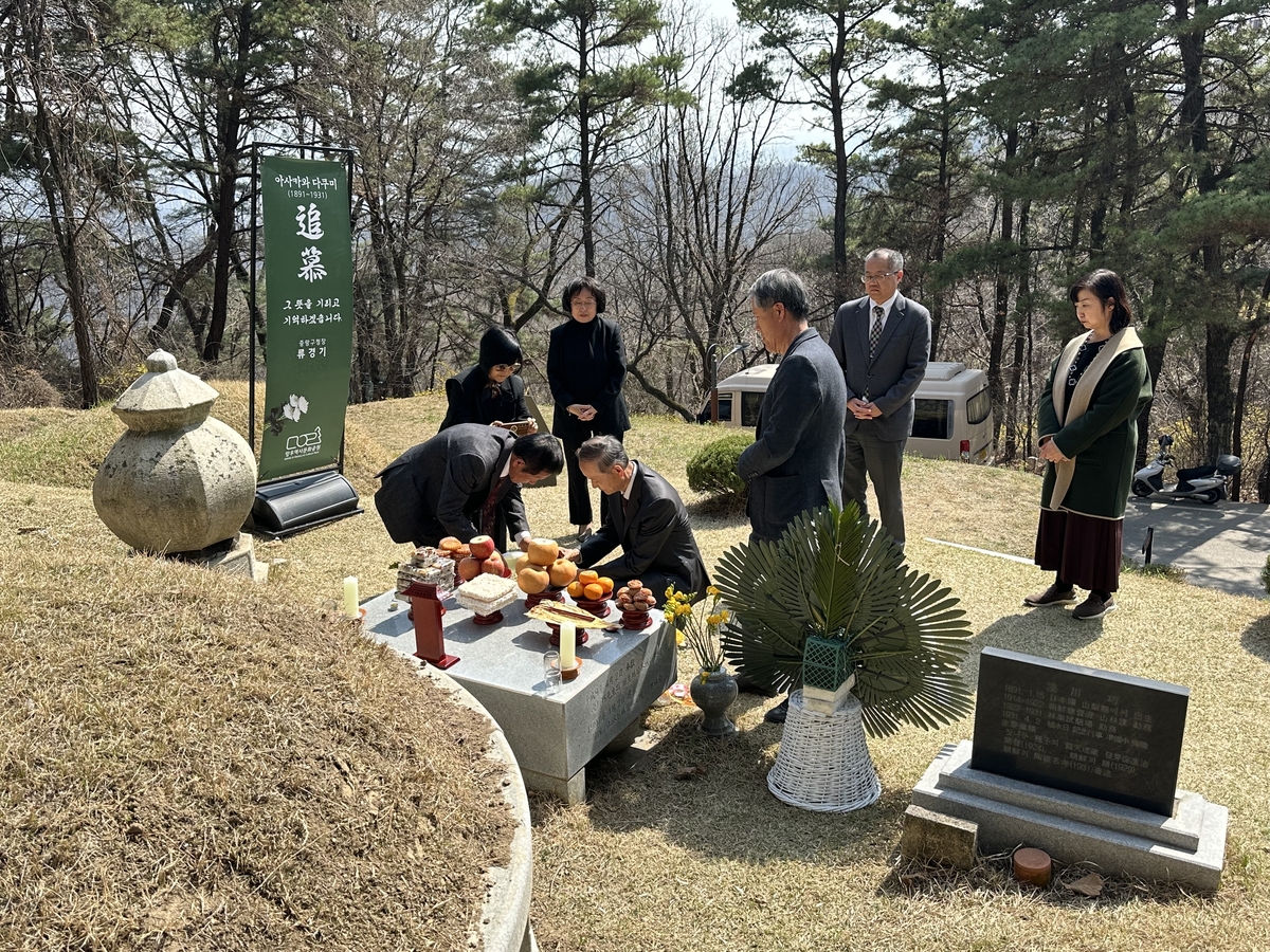 아사카와 다쿠미 묘역에 참배하는 추모객들