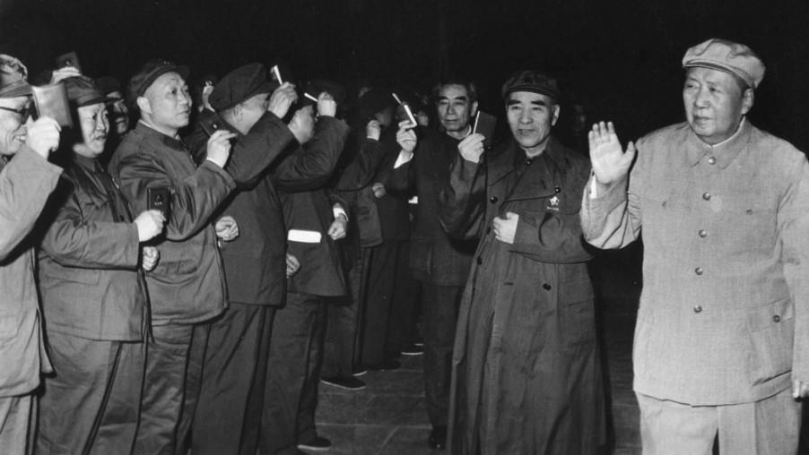 마오쩌둥 어록 '소홍서'를 흔들며 충성을 맹세하는 정부 관료들. 