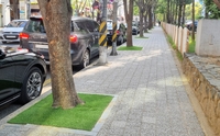 김해시, 가로수 식수대에 인조 잔디 덮개…경관·보행환경 개선
