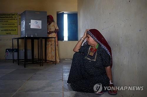 폭염 속에서 투표한 후 현기증을 느껴 쉬고 있는 인도 라자스탄주의 유권자.