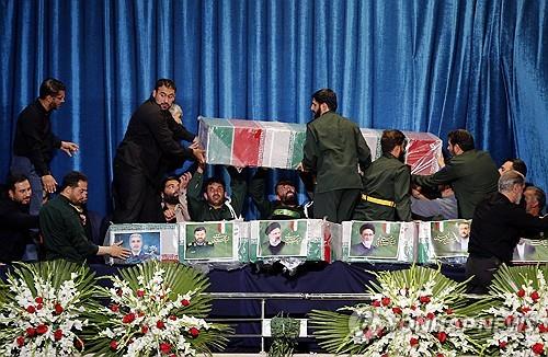 이란 대통령 등 헬기 추락 사고 사망자의 관이 추도식장으로 옮겨지고 있는 모습 