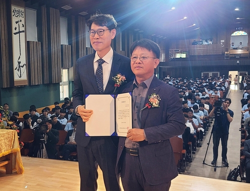 44년만에 명예졸업장…1980년 시위로 신흥고 자퇴한 박영화씨