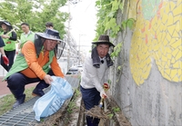 '찾아가는 청주시장실'…장마 대비 빗물받이 대청소