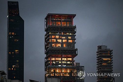 아난트의 결혼을 앞두고 불이 켜진 뭄바이의 암바니 가문 저택.