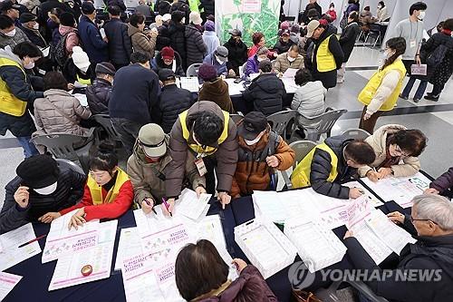 11월 취업자 수.증가폭 '청년은 줄고 노인은 늘어'