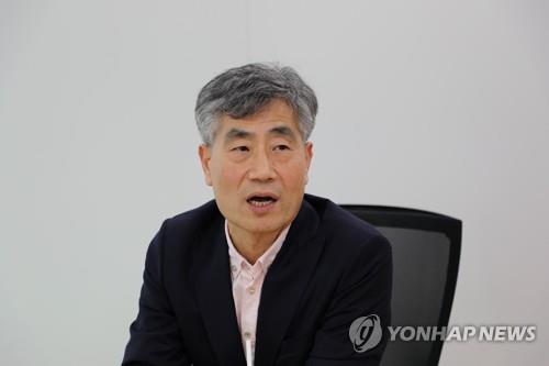 연합뉴스와 인터뷰 중인 최연혁 스웨덴 린네 대학교 교수