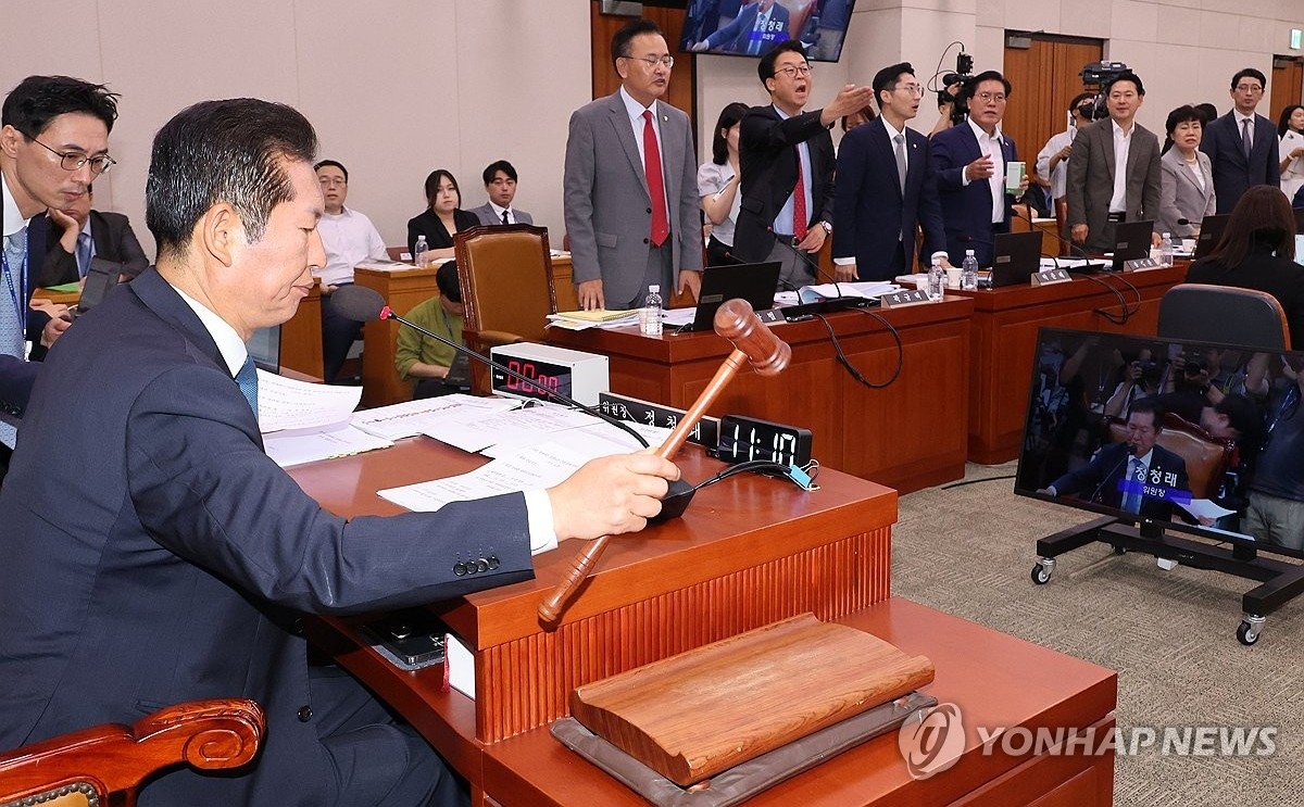 25만원 지급법·노란봉투법, 법사위 통과..항의하는 여당