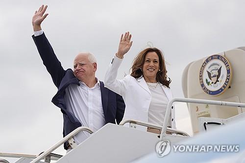US Democratic Party Harris and Walz arrive at Wisconsin airport