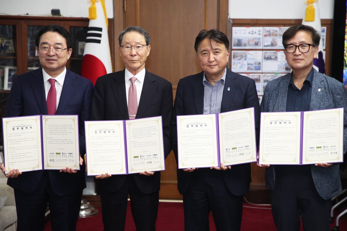 왼쪽부터 황규철 군수, 정구용 인지그룹 회장, 김영환 지사, 진상화 개발공사 사장