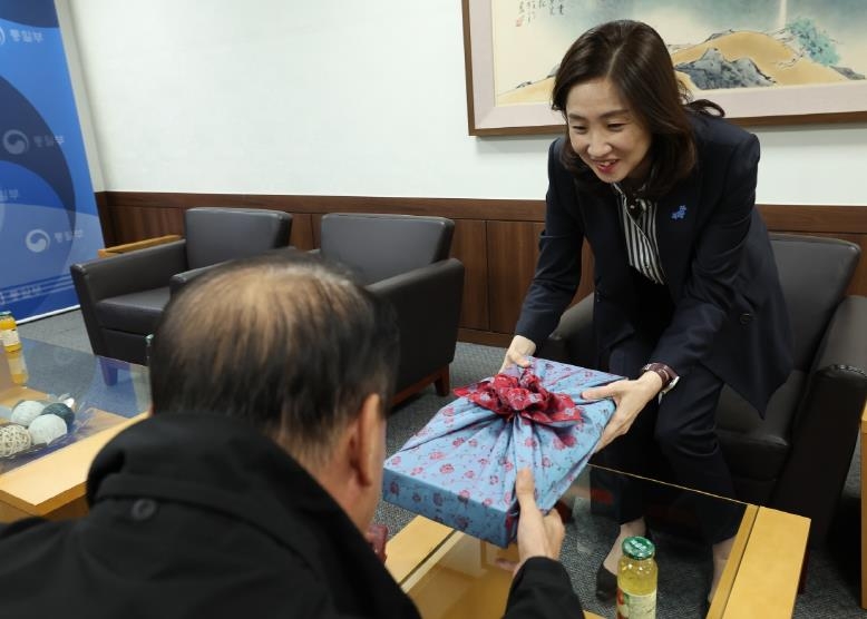 납북자 김순식씨 남동생 만난 김수경 통일부 차관