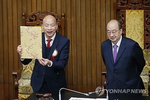 대만 새 입법원장에 선출된 국민당 한궈위 입법위원(왼쪽)