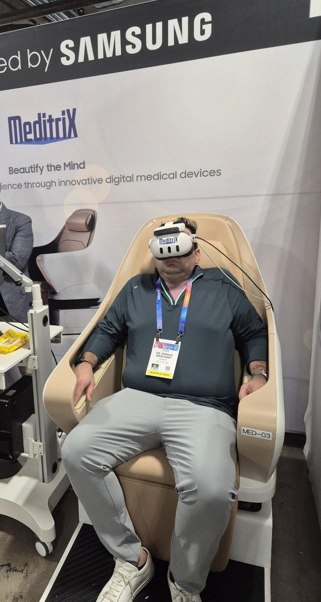 Посетители знакомятся с Meditrix «Mind Chair»