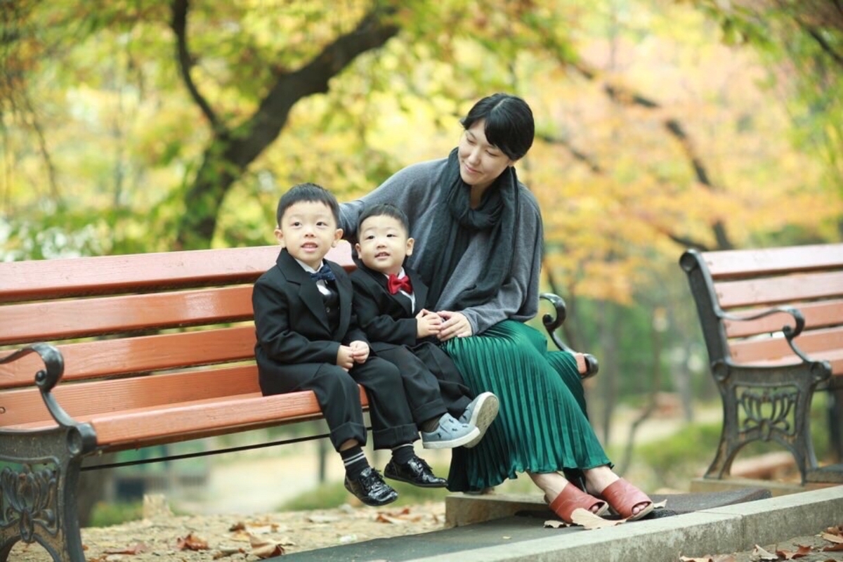 Kim Soo-bin, President of the Nabu Association, with her two sons when they were in kindergarten