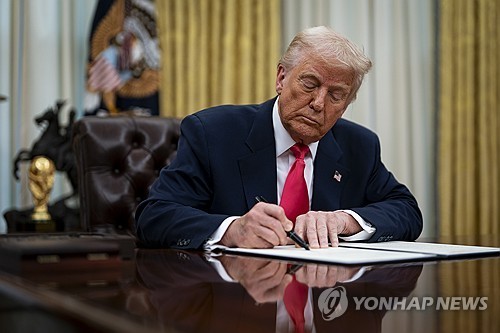 관세 유예 행정명령에 서명하는 트럼프 대통령