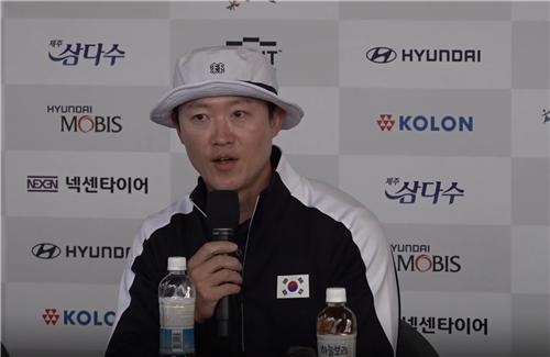 기자회견에서 답변하는 최용희