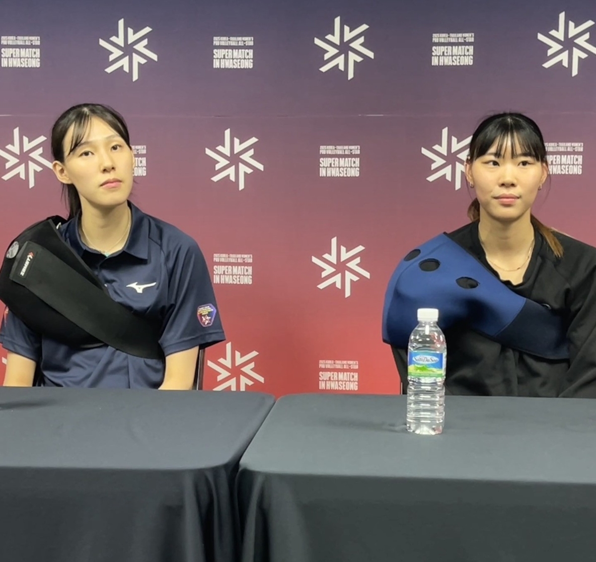 한국 여자배구 대표팀 이선우(왼쪽)와 정윤주