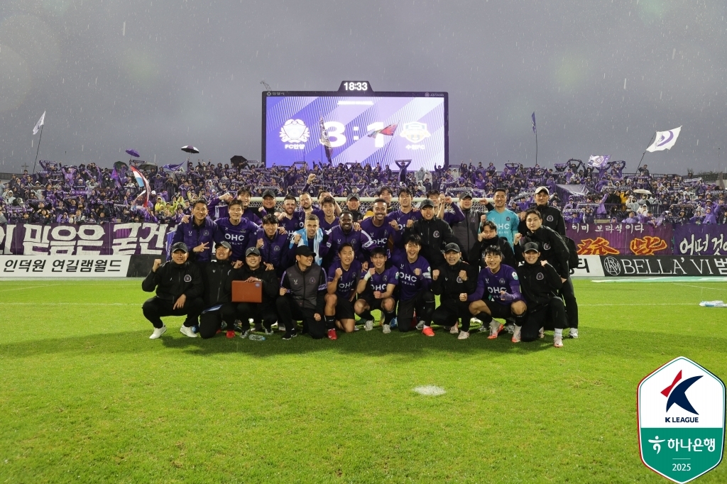 수원FC를 꺾고 단체 사진을 찍는 FC안양 선수들