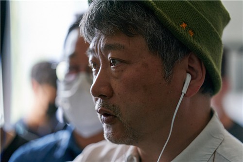 영화 '브로커' 촬영 현장의 고레에다 히로카즈 감독