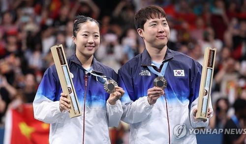 파리 올림픽 혼복 동메달을 딴 신유빈(왼쪽)과 임종훈