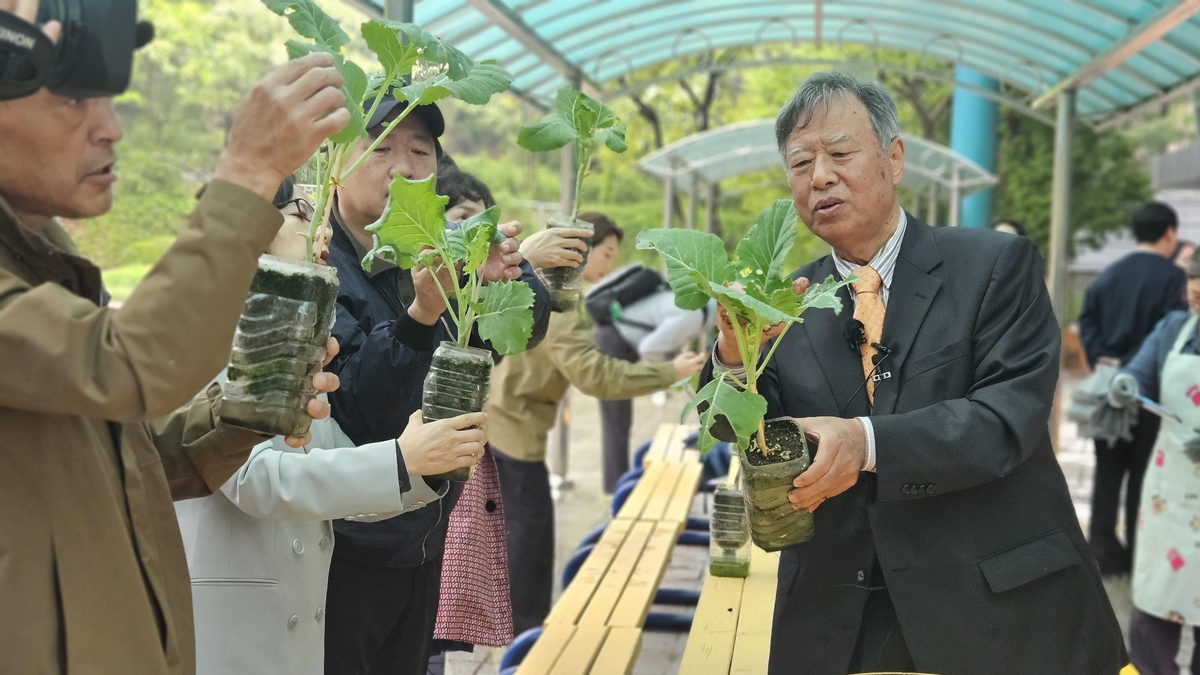 50년 지났어도 단번에 알아본 사제…"직접 소양강댐 보여주셨죠"