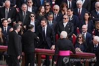 교황 즉위 미사서 악수하는 젤렌스키 우크라이나 대통령과 밴스 미국 부통령