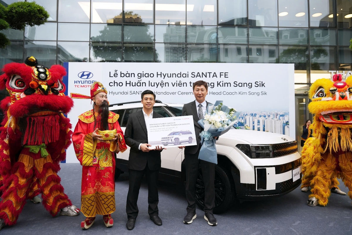 현대차 베트남합작법인, 김상식 축구감독에 싼타페 증정