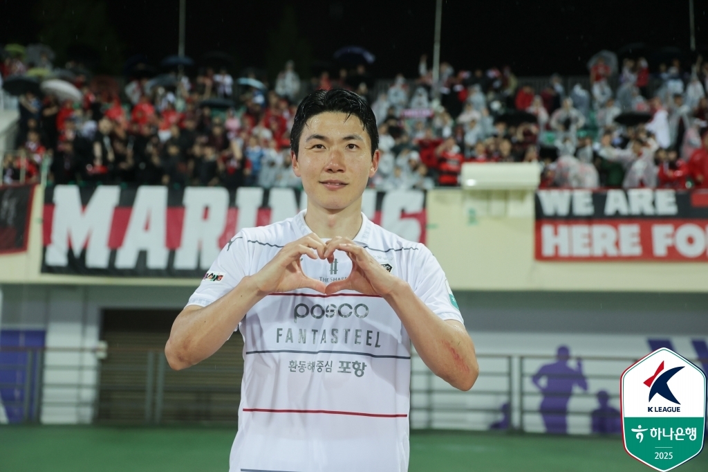 안양과의 경기 마치고 팬들과 자축하는 김인성