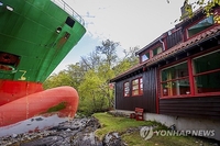 항해사 깜빡 잠든 틈…노르웨이 주택 앞마당에 대형화물선 좌초