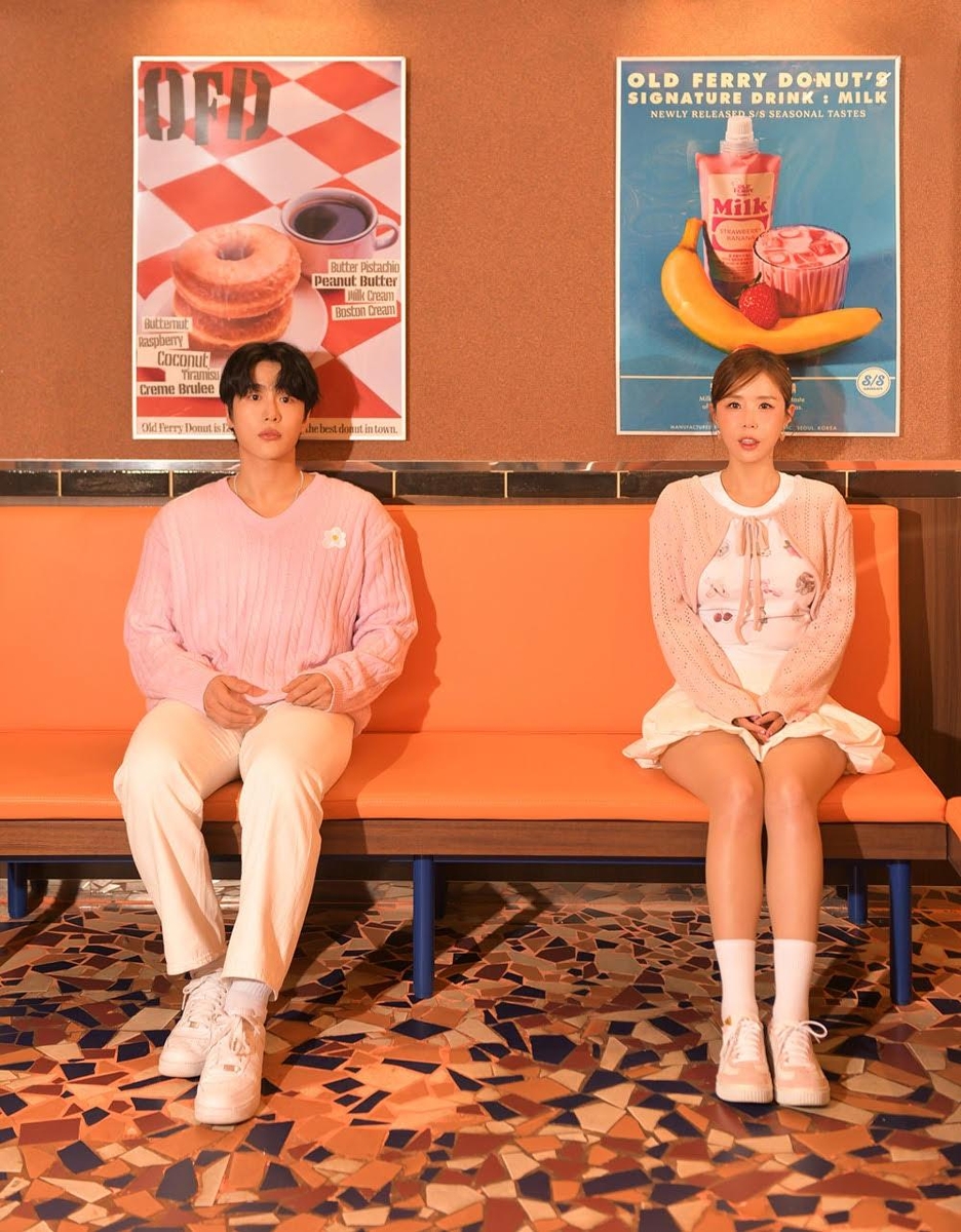 코요태의 신지(우)와 가수 문원(좌)