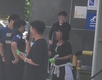 "먹었는데 괜찮아서"…유통기한 지난 젤리 초등생에 준 40대 입건