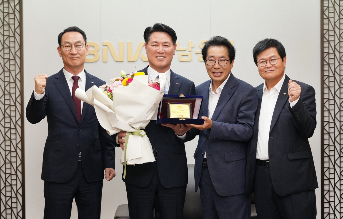 김태한 BNK경남은행장(왼쪽 두 번째)