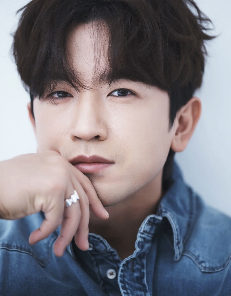 신화 이민우, 피에로 소재 첫 개인전…제 삶과 닮아