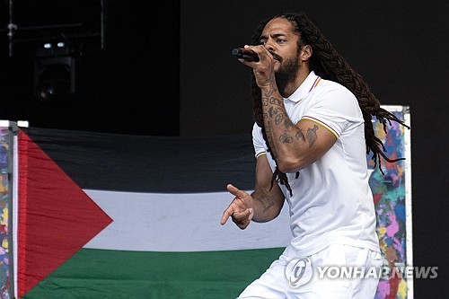 英 록페스티벌서 "이스라엘군에 죽음을"…생중계 BBC …