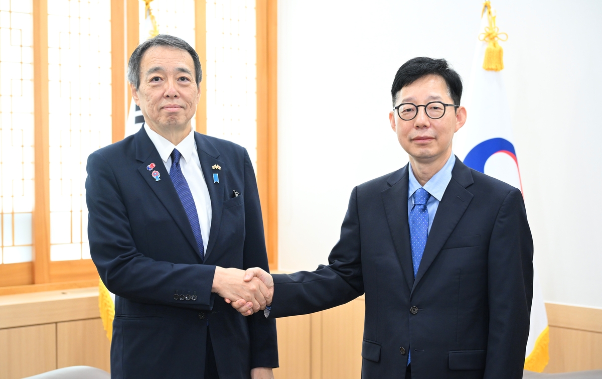 외교 1차관, 주한 日대사 접견…"성숙한 한일관계 위해 소통"